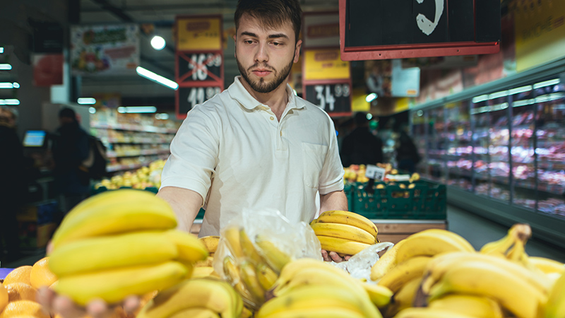 comprando platanos